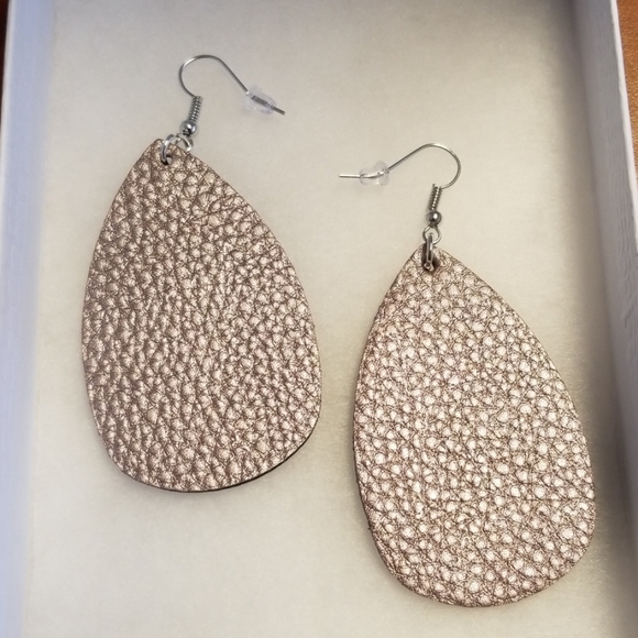 New! 7pair- New Faux leather lightweight earrings - Picture 3 of 8